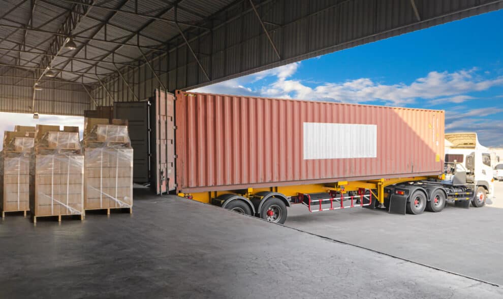 Préparation d’une expédition de marchandises avec vérification des documents et des informations avant le transport.